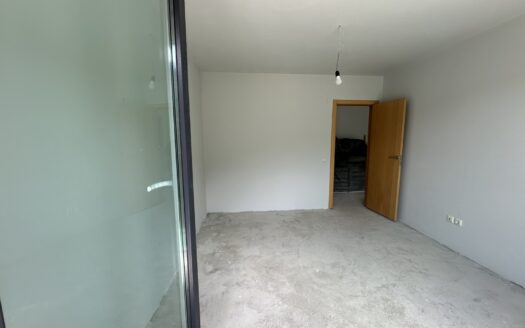 Тристаен апартамент за продажба в затворен комплекс с басейн в кв. Бояна