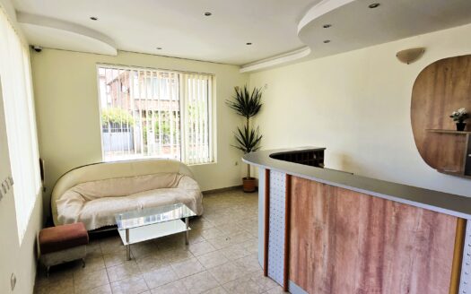 Прекрасен семеен хотел с ресторант за продажба в централната част на Равда