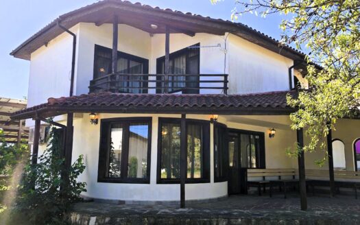 Двуетажна къща за продажба с АКТ 16 и 30 KW Фотоволтаична система