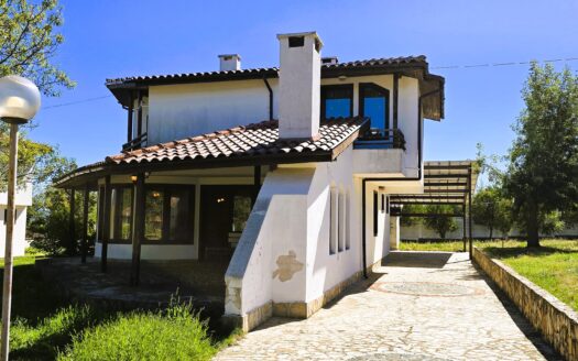 Двуетажна къща за продажба с АКТ 16 и 30 KW Фотоволтаична система