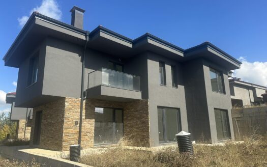 Двуетажна къща с 4 спални и голям двор за продажба в „Делта Хил“