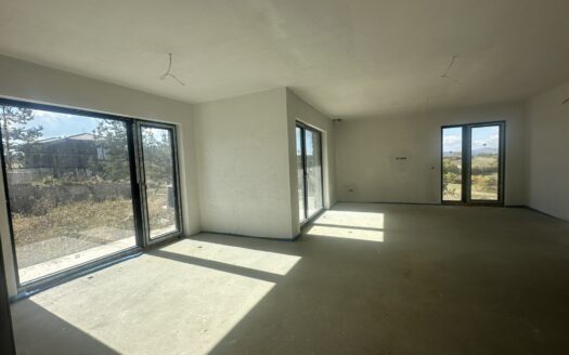 Двуетажна къща с 4 спални и голям двор за продажба в „Делта Хил“