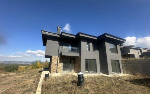 Двуетажна къща с 4 спални и голям двор за продажба в „Делта Хил“