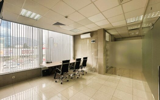 Еднопространствен офис 27 кв.м. под наем на бул. България