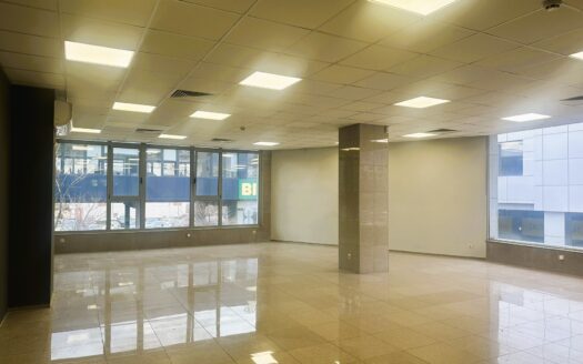 Еднопространствен офис 102 кв.м. под наем на бул. България